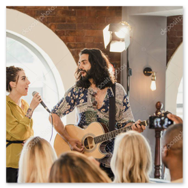 Anttoinette zingt duet met vriend op warm verlicht podium