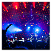 Festivaloptreden met kleurrijke lichtshow