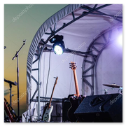 Buitenpodium bij zonsondergang met zang