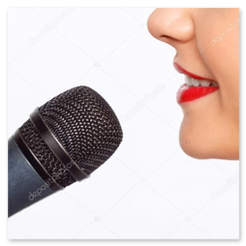 Close-up: emotioneel moment met microfoon en zachte spotlight