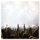 Zangeres met band op podium met publiek