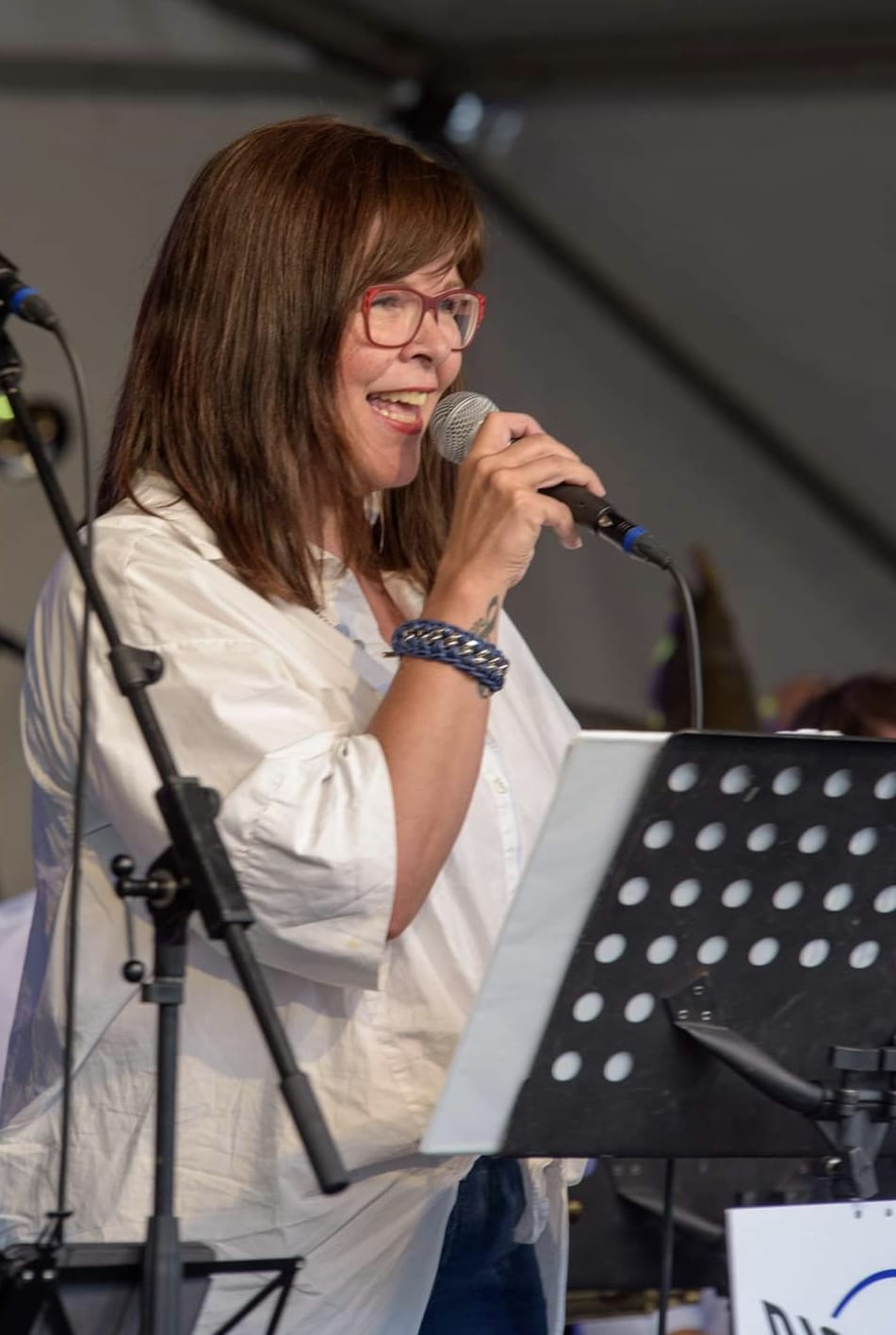 Zangeres in spotlight met microfoon