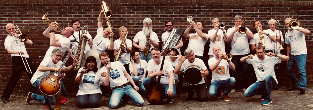 Zangeres met band op podium met lichtshow