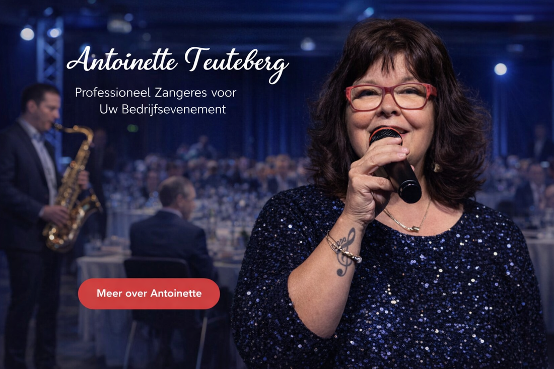 Zangeres bij bedrijfsborrel met podium en verlichting