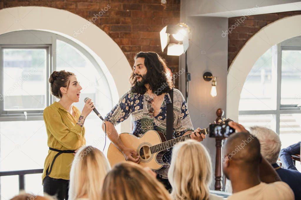 Zangeres zingt duet met vriend(in) op podium