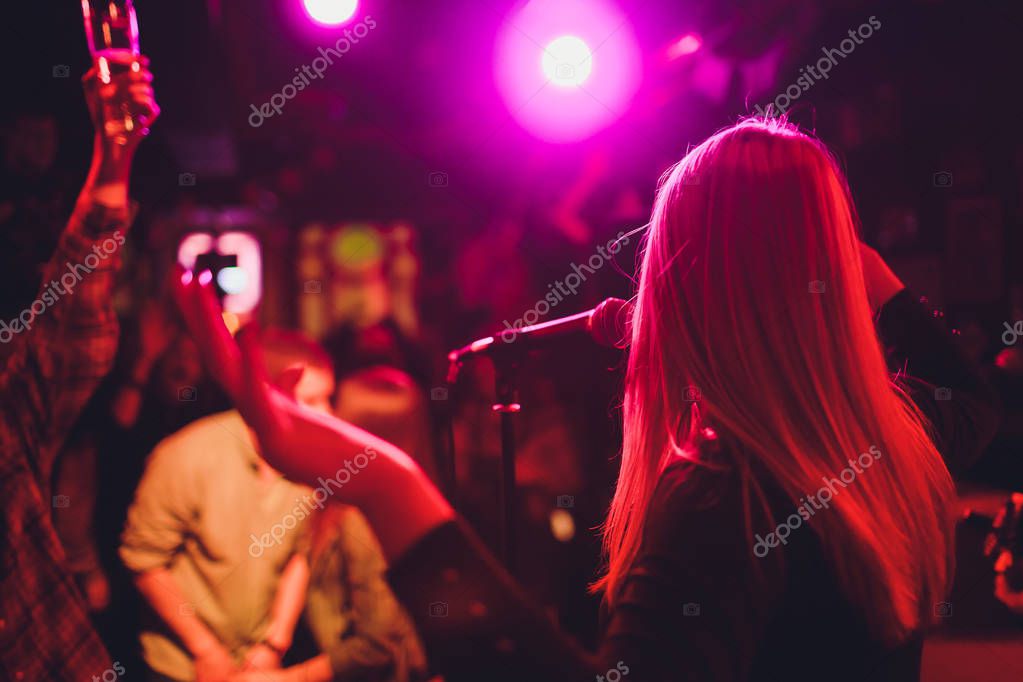 Zangeres tijdens ceremonie in sfeervolle locatie