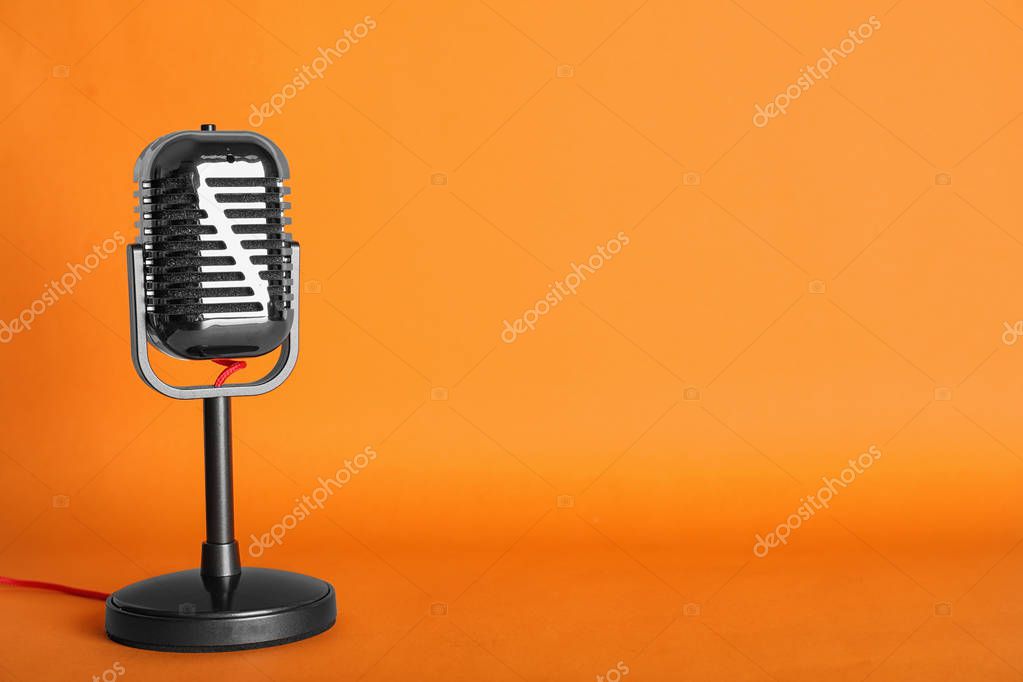 Zangeres in radiostudio tijdens interview