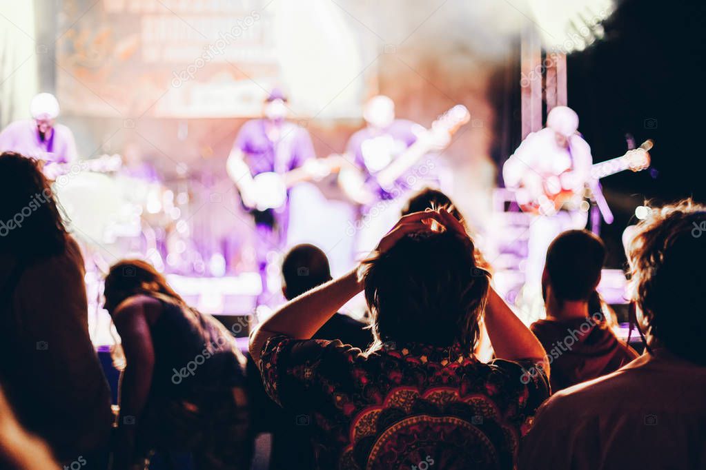 Artiestengroep treedt samen op