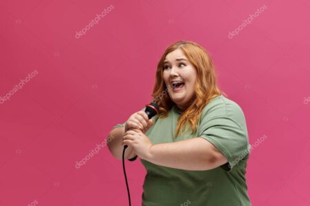 Anttoinette met microfoon in warm podiumlicht