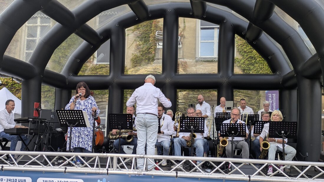 Zangeres met liveband op verlicht podium